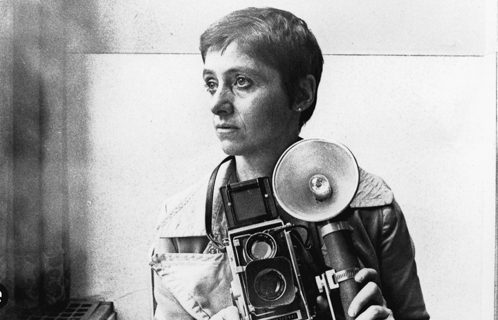 Explora l'obra impactant de Diane Arbus, una fotògrafa que va desafiar la norma amb imatges de bellesa fosca i inquietant.