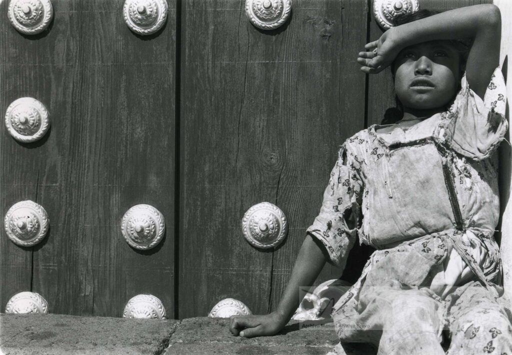 Muchacha viendo pájaros Cholula Puebla México 1931 Foto de Manuel Alvarez Bravo